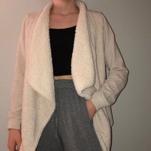 ✨Hollister sweater/Sherpa✨